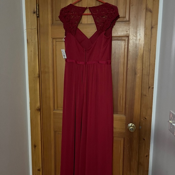 David's Bridal Long Mesh Bridesmaid Dress with Lace Cap Sleeve in Apple Red NWT - Picture 3 of 3